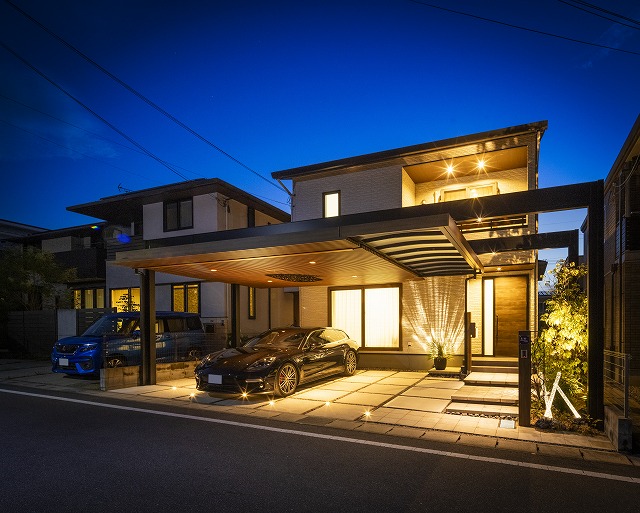hybrid shadow lighting　パーチェフル／GRAZIE MILLE　滋賀県K様邸 Spectacular garden lighting by lighting professionals. Enjoy a dramatic, romantic, even mysterious scene comparing to a day time.