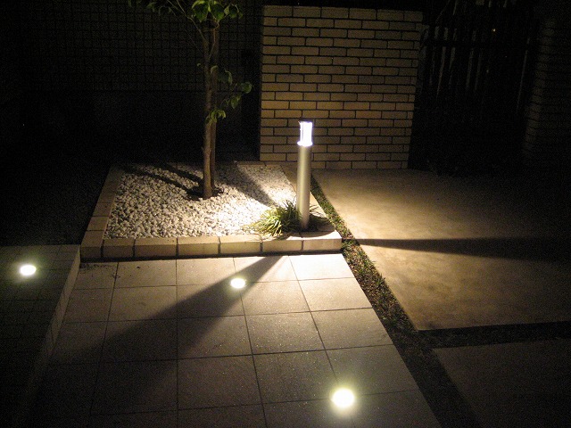 雪国の星ガーデン エクステリアプラザ パルレ 秋田県 佐藤様邸 Spectacular garden lighting by lighting professionals. Enjoy a dramatic, romantic, even mysterious scene comparing to a day time.