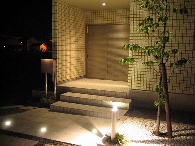雪国の星ガーデン エクステリアプラザ パルレ 秋田県 佐藤様邸 Spectacular garden lighting by lighting professionals. Enjoy a dramatic, romantic, even mysterious scene comparing to a day time.