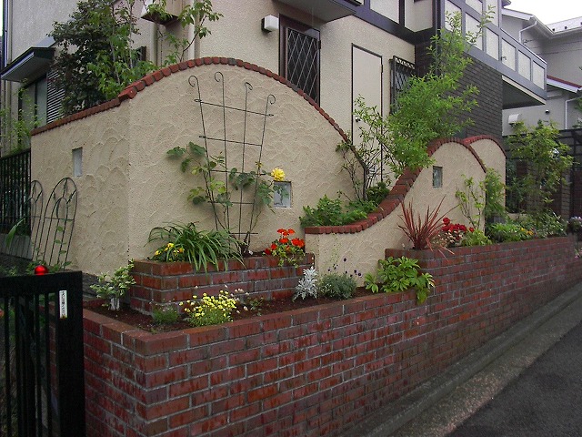 建物側と同時に道路側も照らす　有限会社木下庭園管理　神奈川県Ⅰ様邸 Spectacular garden lighting by lighting professionals. Enjoy a dramatic, romantic, even mysterious scene comparing to a day time.