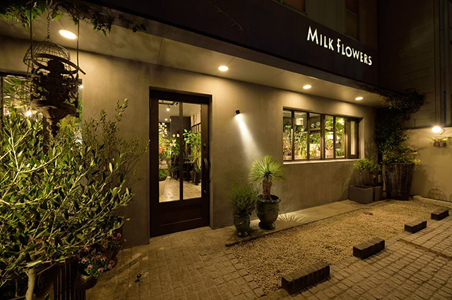 フラワーショップファサードをロマンティックにライティング オレンジハウス 静岡県 MILK FLOWERS様邸 Spectacular garden lighting by lighting professionals. Enjoy a dramatic, romantic, even mysterious scene comparing to a day time.