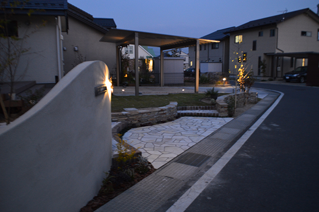 草木を愛でる奥様が大満足の里山ガーデン 風舞庭株式会社 長野県Y様邸 Spectacular garden lighting by lighting professionals. Enjoy a dramatic, romantic, even mysterious scene comparing to a day time.
