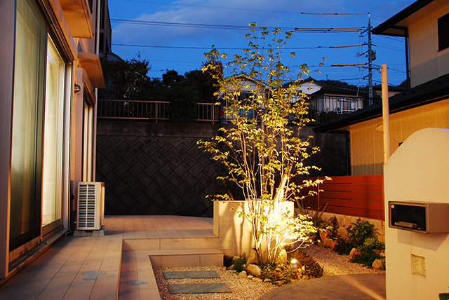 夜も使えるお庭 ロータスデザイン 広島県 個人邸 Spectacular garden lighting by lighting professionals. Enjoy a dramatic, romantic, even mysterious scene comparing to a day time.