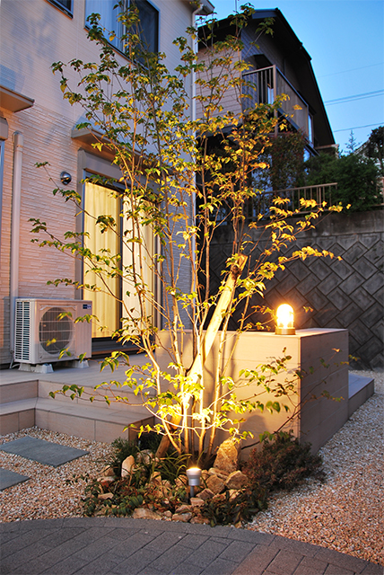 夜も使えるお庭 ロータスデザイン 広島県 個人邸 Spectacular garden lighting by lighting professionals. Enjoy a dramatic, romantic, even mysterious scene comparing to a day time.