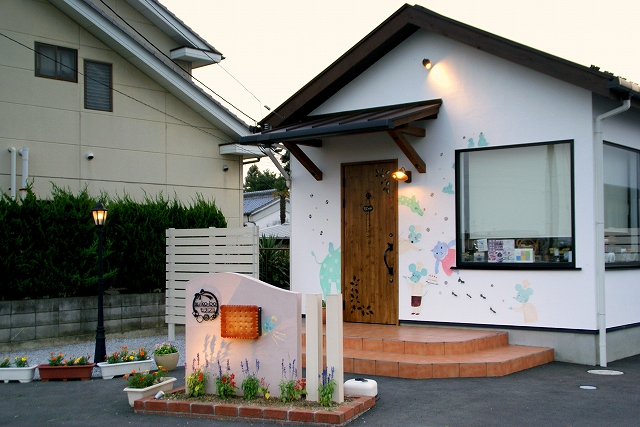 お店のイメージに合わせたライティング ㈱ウッディウォール 埼玉県 お菓子屋さん Spectacular garden lighting by lighting professionals. Enjoy a dramatic, romantic, even mysterious scene comparing to a day time.