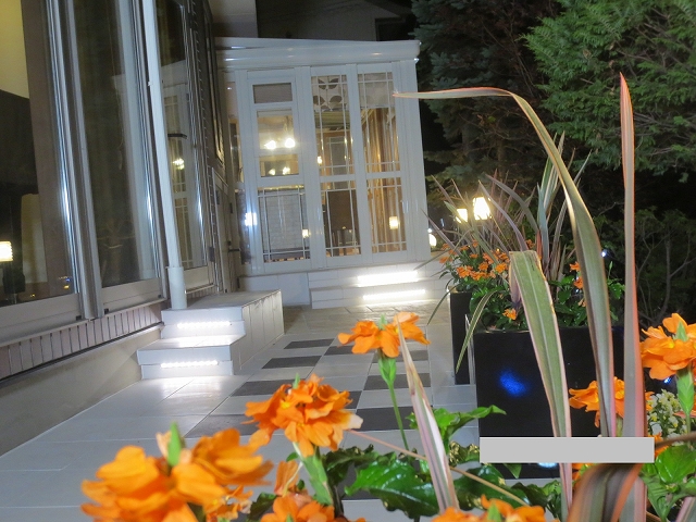 イタリアンカフェ風リゾートガーデン 有限会社西舘拓硝子店 岩手県H様邸 Spectacular garden lighting by lighting professionals. Enjoy a dramatic, romantic, even mysterious scene comparing to a day time.