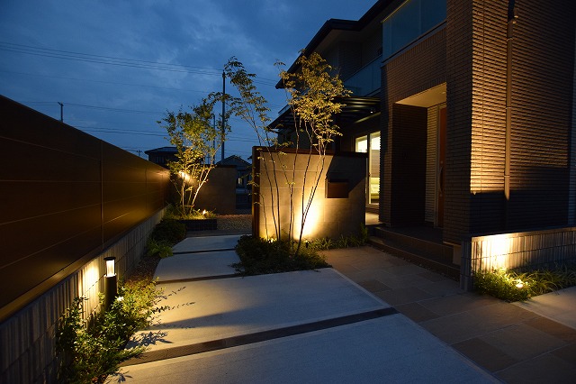 Ｊ・modern style garden　有限会社海馬工苑　宮城県Ｉ様邸 Spectacular garden lighting by lighting professionals. Enjoy a dramatic, romantic, even mysterious scene comparing to a day time.