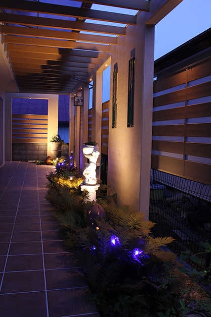 水と光のシンガポール風リゾートガーデン 有限会社西舘拓硝子店 岩手県T様邸 Spectacular garden lighting by lighting professionals. Enjoy a dramatic, romantic, even mysterious scene comparing to a day time.