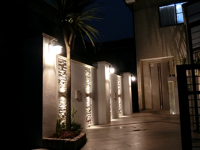 リゾートホテルに訪れたようなアプローチ空間 Breeze Garden 埼玉県S様邸 Spectacular garden lighting by lighting professionals. Enjoy a dramatic, romantic, even mysterious scene comparing to a day time.