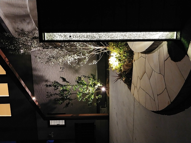 フレームで縁取ったナチュラル外構 サコヤマエクステリア SAKOYAMA EXTERIOR 山口県I様邸 Spectacular garden lighting by lighting professionals. Enjoy a dramatic, romantic, even mysterious scene comparing to a day time.
