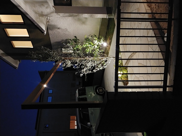 フレームで縁取ったナチュラル外構 サコヤマエクステリア SAKOYAMA EXTERIOR 山口県I様邸 Spectacular garden lighting by lighting professionals. Enjoy a dramatic, romantic, even mysterious scene comparing to a day time.