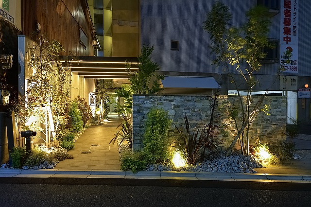 Dramatic  Simple　グランド工房 小倉店　福岡県FITLIFE馬借 Spectacular garden lighting by lighting professionals. Enjoy a dramatic, romantic, even mysterious scene comparing to a day time.