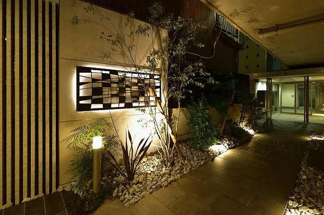 Dramatic  Simple　グランド工房 小倉店　福岡県FITLIFE馬借 Spectacular garden lighting by lighting professionals. Enjoy a dramatic, romantic, even mysterious scene comparing to a day time.