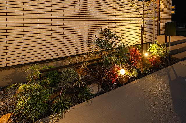 夜のナチュラルモダン　株式会社叶屋　福島県Y様邸 Spectacular garden lighting by lighting professionals. Enjoy a dramatic, romantic, even mysterious scene comparing to a day time.