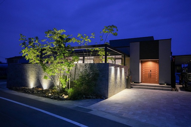 有意義とは言葉以上のもの　株式会社HARUMI　群馬県K様邸 Spectacular garden lighting by lighting professionals. Enjoy a dramatic, romantic, even mysterious scene comparing to a day time.