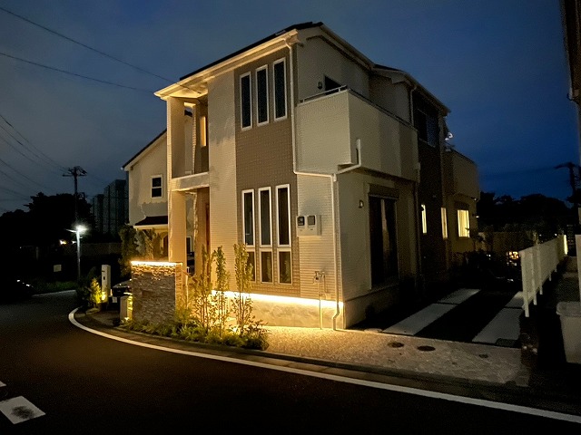 ロマンティックが止まらない　株式会社ＬＡＮＤ-Ｈ.Ａ.Ｇ　神奈川県K様邸 Spectacular garden lighting by lighting professionals. Enjoy a dramatic, romantic, even mysterious scene comparing to a day time.