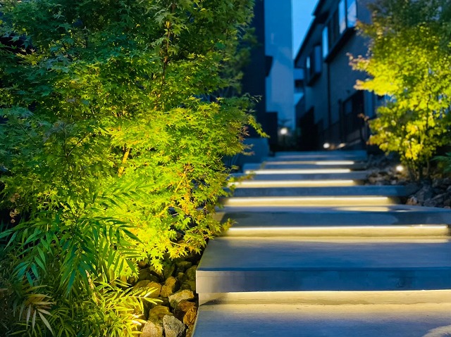 幻想的なアプローチ　株式会社葉光園　神奈川県O様邸 Spectacular garden lighting by lighting professionals. Enjoy a dramatic, romantic, even mysterious scene comparing to a day time.