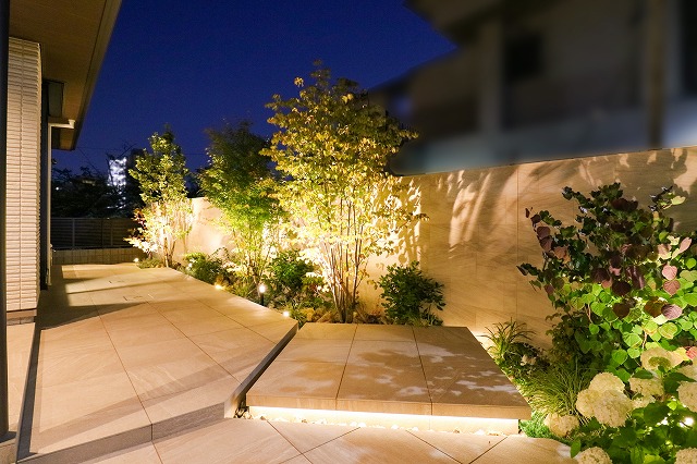 ライティングで活かすデザイナーズ外構　株式会社樽井造園　大阪府H様邸 Spectacular garden lighting by lighting professionals. Enjoy a dramatic, romantic, even mysterious scene comparing to a day time.