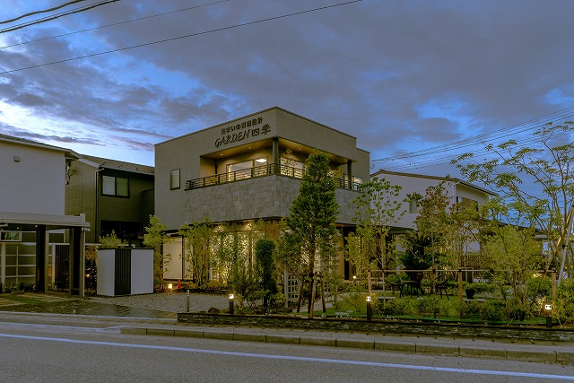 照明設備が身近に感じられるエクステリアショップ　住まいの環境設計　GARDEN四季　 新潟県ＧＡＲＤＥＮ四季 Spectacular garden lighting by lighting professionals. Enjoy a dramatic, romantic, even mysterious scene comparing to a day time.