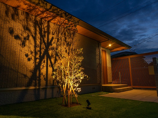 ホテルライクなライティング　株式会社パインズガーデン　千葉県Y様邸 Spectacular garden lighting by lighting professionals. Enjoy a dramatic, romantic, even mysterious scene comparing to a day time.