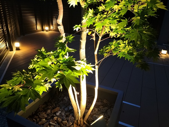 マンション　個人デッキの憩い　プレックスガーデン　長野県Y様邸 Spectacular garden lighting by lighting professionals. Enjoy a dramatic, romantic, even mysterious scene comparing to a day time.