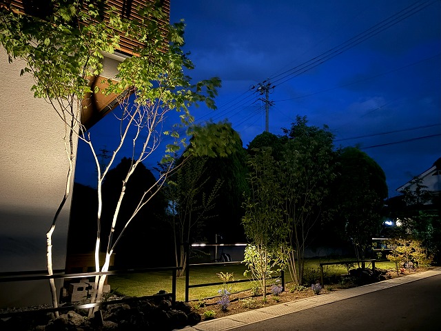 緑あふれるライティング　プレックスガーデン　長野県T様邸 Spectacular garden lighting by lighting professionals. Enjoy a dramatic, romantic, even mysterious scene comparing to a day time.