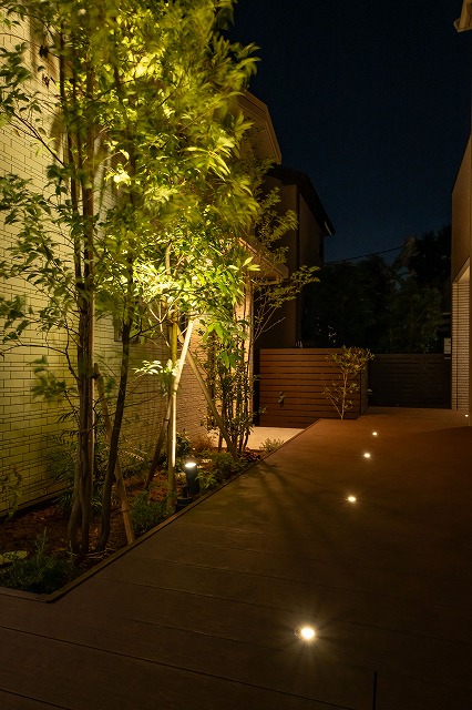 こぼれる光に包まれるラグジュアリー空間　㈱サンケンプラネット　東京都I様邸 Spectacular garden lighting by lighting professionals. Enjoy a dramatic, romantic, even mysterious scene comparing to a day time.