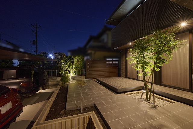 メンテナンスフリーのクローズ外構　有限会社創園社　群馬県O様邸 Spectacular garden lighting by lighting professionals. Enjoy a dramatic, romantic, even mysterious scene comparing to a day time.