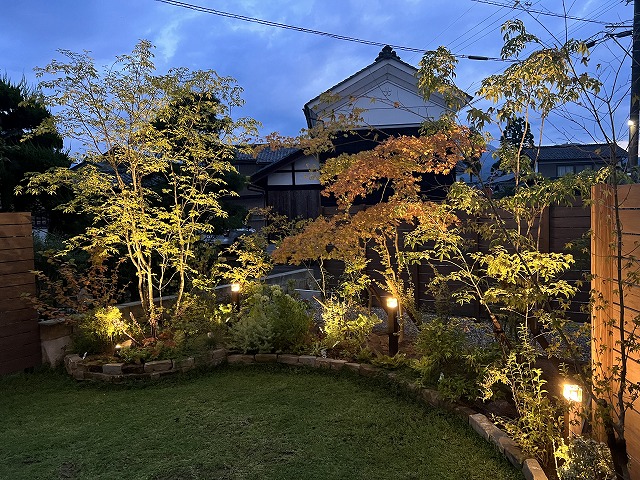 ルーフ付きのテラスから緑を愉しむ庭　グリーンステージ　福井県S様邸 Spectacular garden lighting by lighting professionals. Enjoy a dramatic, romantic, even mysterious scene comparing to a day time.