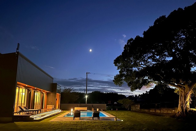 Riverside Pool　クレアカーサ (株式会社 日立プロパティアンドサービス)　千葉県I様邸 Spectacular garden lighting by lighting professionals. Enjoy a dramatic, romantic, even mysterious scene comparing to a day time.