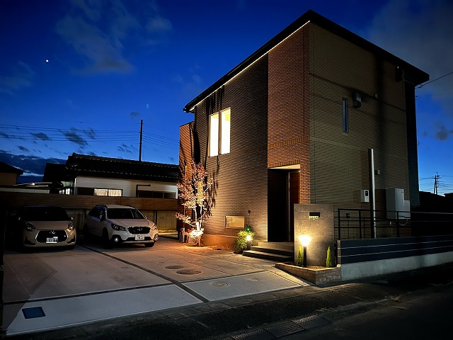 住宅と調和したシックな外構　株式会社ＨＳガーデンヒルズ　埼玉県T様邸 Spectacular garden lighting by lighting professionals. Enjoy a dramatic, romantic, even mysterious scene comparing to a day time.