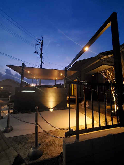 ライテイングで冴えわたる大人モダン　サコヤマエクステリア　SAKOYAMA EXTERIOR　山口県F様邸 Spectacular garden lighting by lighting professionals. Enjoy a dramatic, romantic, even mysterious scene comparing to a day time.