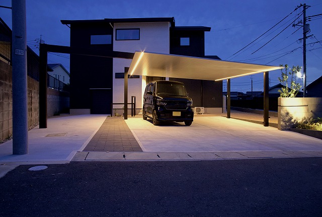 ライテイングで冴えわたる大人モダン　サコヤマエクステリア　SAKOYAMA EXTERIOR　山口県A様邸 Spectacular garden lighting by lighting professionals. Enjoy a dramatic, romantic, even mysterious scene comparing to a day time.