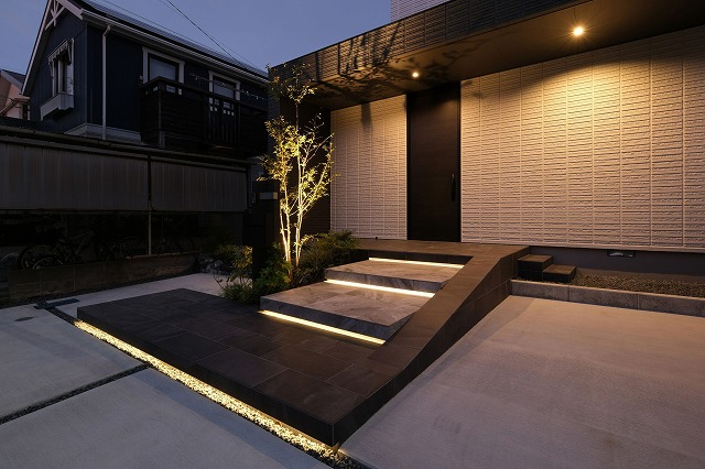 シンプルで洗練されたモダンデザイン　株式会社 風知蒼　神奈川県I様邸 Spectacular garden lighting by lighting professionals. Enjoy a dramatic, romantic, even mysterious scene comparing to a day time.
