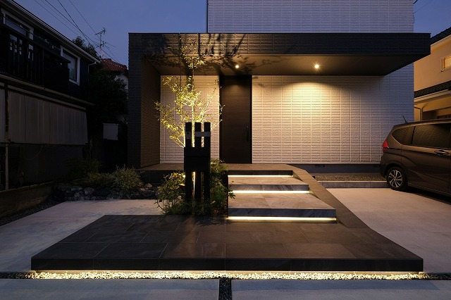 シンプルで洗練されたモダンデザイン　株式会社 風知蒼　神奈川県I様邸 Spectacular garden lighting by lighting professionals. Enjoy a dramatic, romantic, even mysterious scene comparing to a day time.