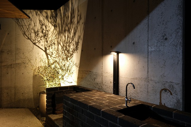 夜のアウトドアリビング　株式会社風知蒼　神奈川県T様邸 Spectacular garden lighting by lighting professionals. Enjoy a dramatic, romantic, even mysterious scene comparing to a day time.