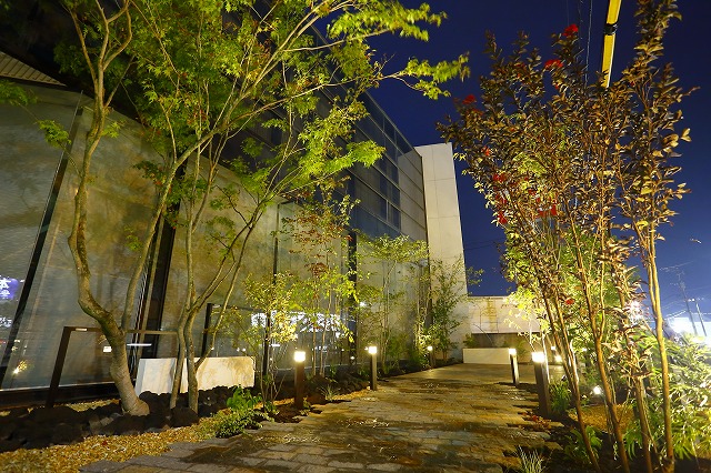 光と影のコントラスト　granks　熊本県 (株)Y社 Spectacular garden lighting by lighting professionals. Enjoy a dramatic, romantic, even mysterious scene comparing to a day time.