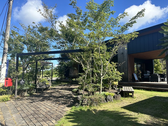 光のアプローチ　granks　granks 店舗 Spectacular garden lighting by lighting professionals. Enjoy a dramatic, romantic, even mysterious scene comparing to a day time.