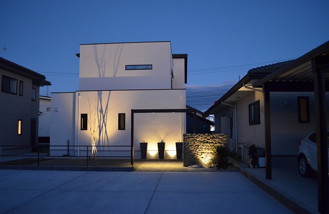 ダウンライトとアップライトの絶妙なライティング 有限会社グランドワークス 群馬県S様邸 Spectacular garden lighting by lighting professionals. Enjoy a dramatic, romantic, even mysterious scene comparing to a day time.