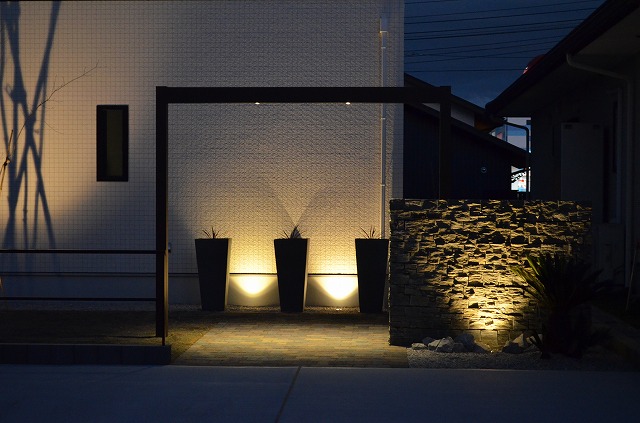 ダウンライトとアップライトの絶妙なライティング 有限会社グランドワークス 群馬県S様邸 Spectacular garden lighting by lighting professionals. Enjoy a dramatic, romantic, even mysterious scene comparing to a day time.