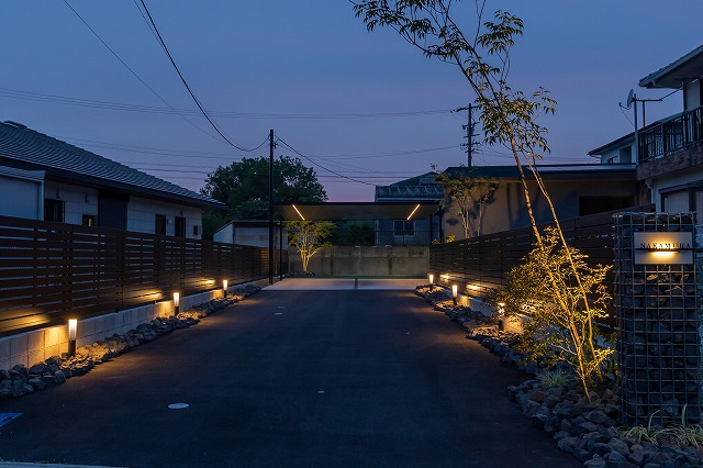 旗竿地を利用した演出照明　㈲和建　三重県N様邸 Spectacular garden lighting by lighting professionals. Enjoy a dramatic, romantic, even mysterious scene comparing to a day time.
