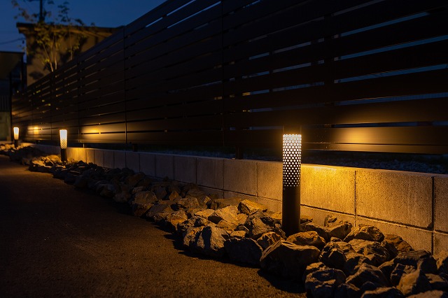 旗竿地を利用した演出照明　㈲和建　三重県N様邸 Spectacular garden lighting by lighting professionals. Enjoy a dramatic, romantic, even mysterious scene comparing to a day time.
