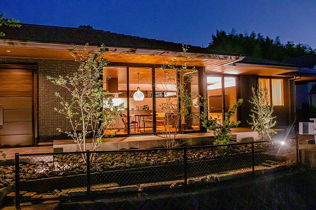 中と外のつながり　㈲和建　三重県H様邸 Spectacular garden lighting by lighting professionals. Enjoy a dramatic, romantic, even mysterious scene comparing to a day time.