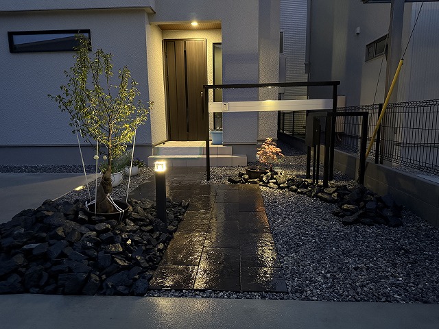 温かいご家庭に幸せの灯 エニシアス株式会社 滋賀県M様邸 Spectacular garden lighting by lighting professionals. Enjoy a dramatic, romantic, even mysterious scene comparing to a day time.