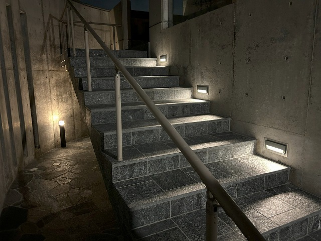 スタイリッシュと癒しを光で演出 株式会社 庭匠・彩 奈良県奈良市D様邸 Spectacular garden lighting by lighting professionals. Enjoy a dramatic, romantic, even mysterious scene comparing to a day time.