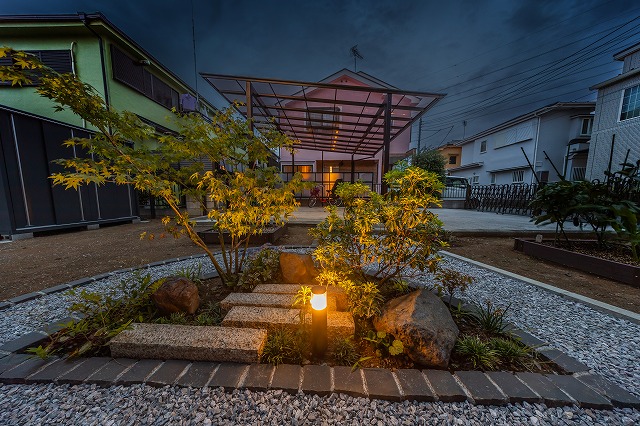 リゾートデザインを叶えた品格高いアプローチ　株式会社 癒樹工房　埼玉県M様邸 Spectacular garden lighting by lighting professionals. Enjoy a dramatic, romantic, even mysterious scene comparing to a day time.