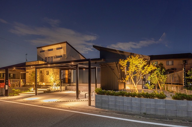 ゲートフレームで作るジャパニーズモダンエクステリア　株式会社 癒樹工房　埼玉県S様邸 Spectacular garden lighting by lighting professionals. Enjoy a dramatic, romantic, even mysterious scene comparing to a day time.