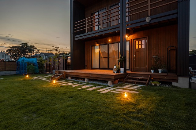 温かさと彩りが添えられたエントランス　株式会社 癒樹工房　埼玉県S様邸 Spectacular garden lighting by lighting professionals. Enjoy a dramatic, romantic, even mysterious scene comparing to a day time.