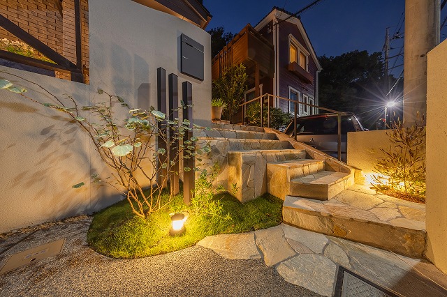 ウッディ&ナチュラルエクステリア 株式会社 癒樹工房 神奈川県A様邸 Spectacular garden lighting by lighting professionals. Enjoy a dramatic, romantic, even mysterious scene comparing to a day time.