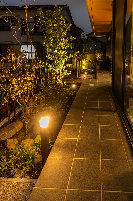 光で魅せる、昼も夜も美しい外構演出　株式会社 癒樹工房　埼玉県K様邸 Spectacular garden lighting by lighting professionals. Enjoy a dramatic, romantic, even mysterious scene comparing to a day time.